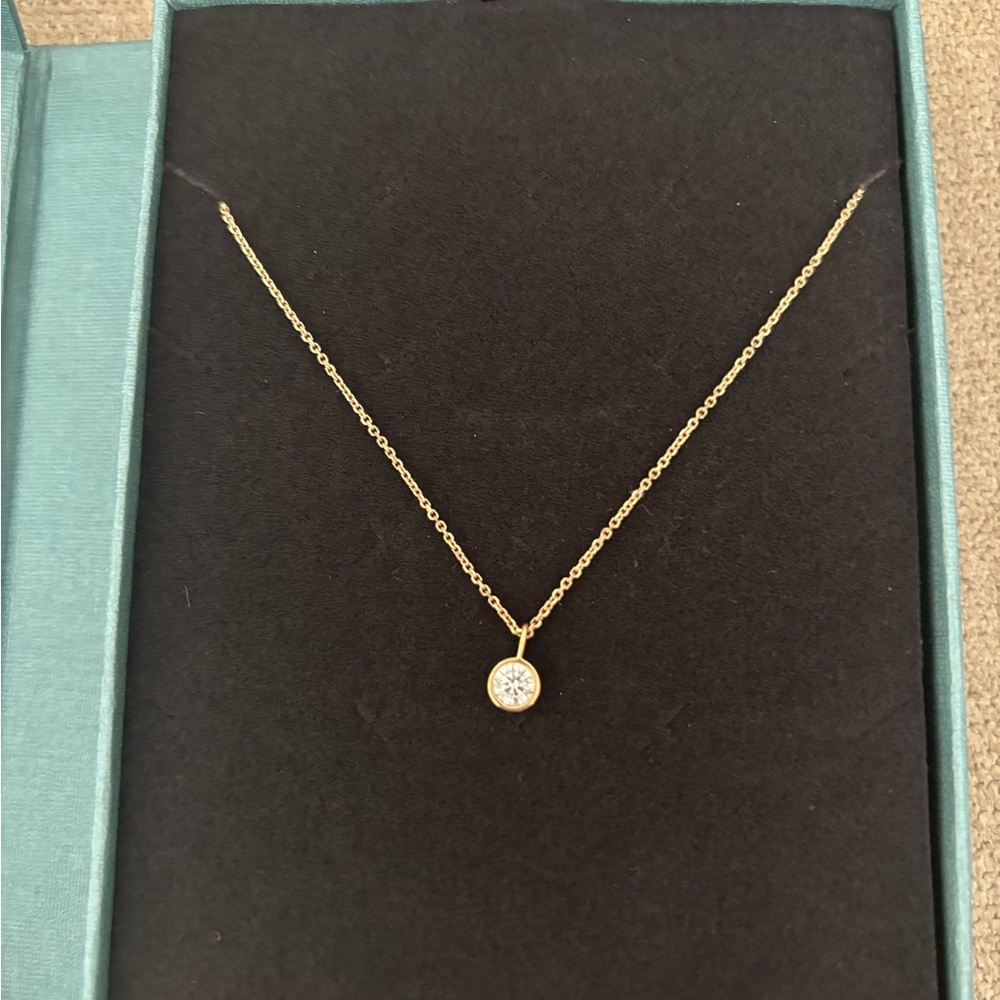 Gold Round Diamond Pendant solo III Idyl - Elegant Minimalist